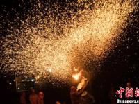 山西和顺上演“打铁花” 场面绚丽惊险