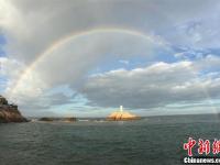 浙江舟山东极岛现“双彩虹”奇观