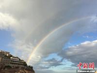 浙江舟山东极岛现“双彩虹”奇观