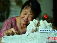 河北七旬老太制作奇石作品献礼建军90周年
