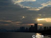 杭州台风时节气象万千