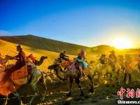 甘肃敦煌旅游热潮迭起 游人如织驼队蜿蜒