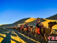 甘肃敦煌旅游热潮迭起 游人如织驼队蜿蜒