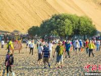 甘肃敦煌旅游热潮迭起 游人如织驼队蜿蜒