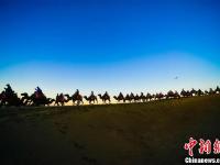 甘肃敦煌旅游热潮迭起 游人如织驼队蜿蜒
