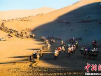甘肃敦煌旅游热潮迭起 游人如织驼队蜿蜒