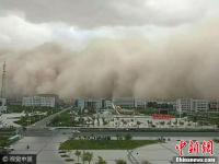 内蒙古现强沙尘暴天气 漫天黄沙滚滚而来