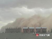 内蒙古现强沙尘暴天气 漫天黄沙滚滚而来