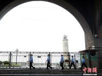 武汉长江大桥铁道卫士 60年的风雨守望