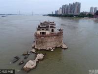 湖北“阁坚强”洪水后高出水面数丈