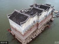 湖北“阁坚强”洪水后高出水面数丈