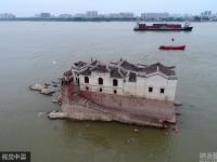 湖北“阁坚强”洪水后高出水面数丈