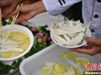 云南“厨神”展技艺 野生菌美食令人垂涎