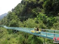  河北现千米高空玻璃漂流