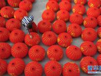  赶制灯笼迎“双节”