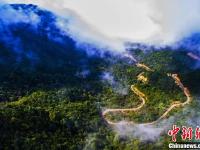 航拍江西铅山山间公路 云雾缭绕宛如仙境