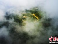 航拍江西铅山山间公路 云雾缭绕宛如仙境