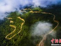 航拍江西铅山山间公路 云雾缭绕宛如仙境