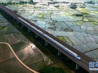  美丽高铁穿行山水画廊