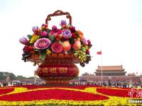  天安门广场国庆主题花篮正式亮相