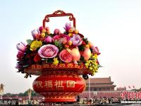  天安门广场国庆主题花篮正式亮相