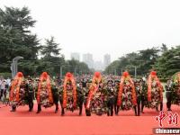 湖南省会各界人士向革命烈士敬献花篮