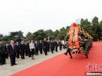 湖南省会各界人士向革命烈士敬献花篮