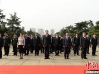 湖南省会各界人士向革命烈士敬献花篮