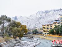 甘肃河西小城秋日落雪粉妆玉砌