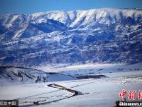 雪后S303省道成“最美”公路 如巨龙雪原上蜿蜒