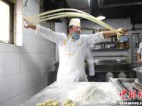 兰州拉面师6秒拉一碗面 如工厂流水线