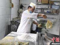兰州拉面师6秒拉一碗面 如工厂流水线