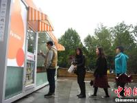 “无人超市”亮相合肥街头 民众踊跃尝鲜