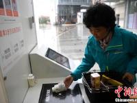 “无人超市”亮相合肥街头 民众踊跃尝鲜