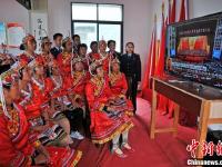 福州市民观看电视直播关注中共十九大开幕