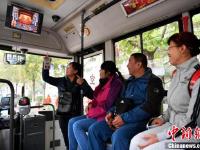福州市民观看电视直播关注中共十九大开幕