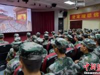 福州市民观看电视直播关注中共十九大开幕