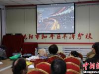 福州市民观看电视直播关注中共十九大开幕