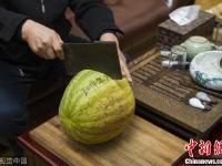 市民一只西瓜放3年 外皮完好里边种子发芽