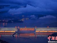 三峡大坝首次整体“点亮” 夜景美不胜收