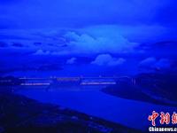 三峡大坝首次整体“点亮” 夜景美不胜收