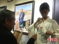 画家在模特衣服上“妙笔生花”
