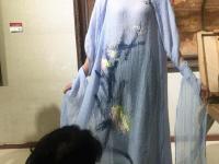 画家在模特衣服上“妙笔生花”
