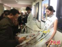 画家在模特衣服上“妙笔生花”