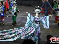 凤凰古城上演原生态苗族走秀