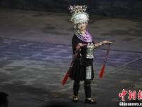 凤凰古城上演原生态苗族走秀