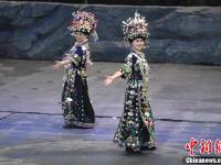 凤凰古城上演原生态苗族走秀