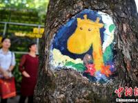 福州校园手绘“树洞画”惟妙惟肖