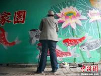 六旬老人连续一个月彩绘小区墙体 对抗野广告