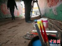 六旬老人连续一个月彩绘小区墙体 对抗野广告